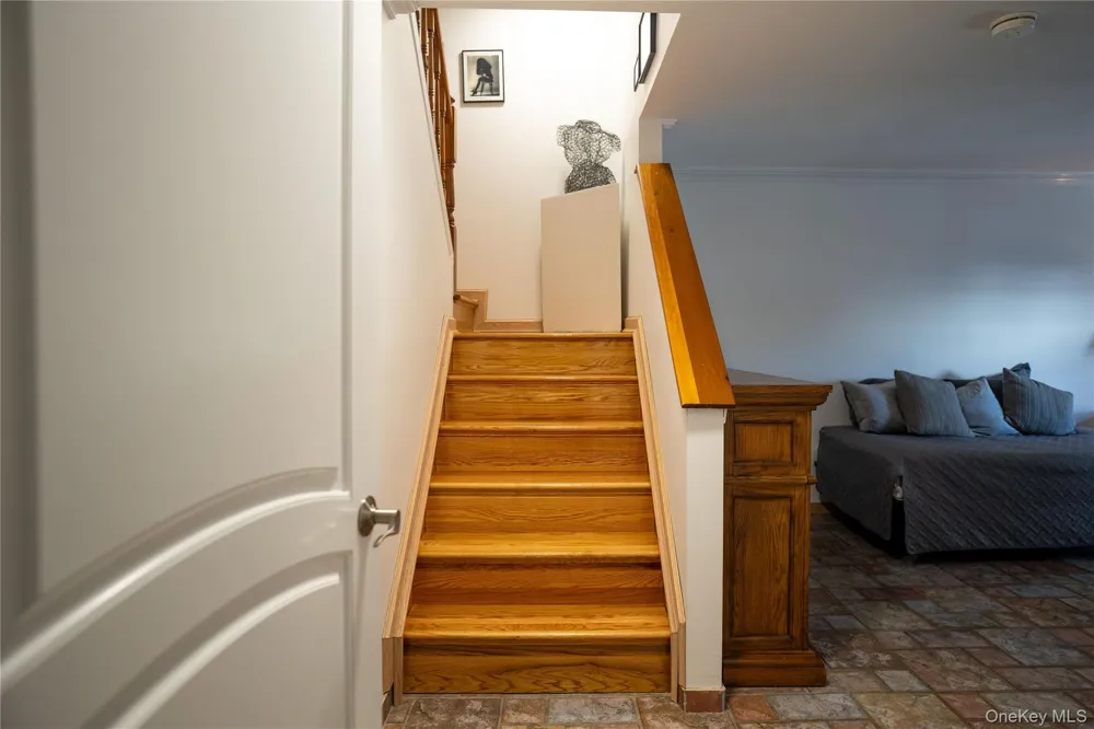 41 Country Dr N Staten Island, NY 10314