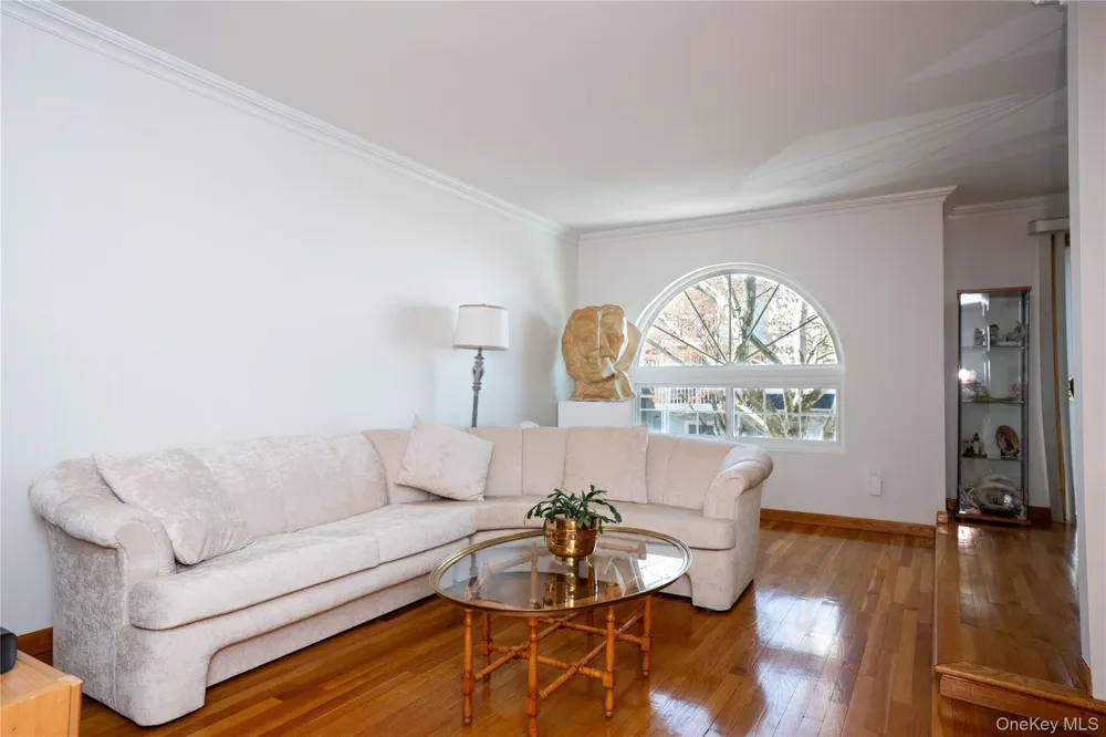 41 Country Dr N Staten Island, NY 10314