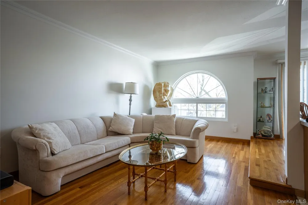 41 Country Dr N Staten Island, NY 10314