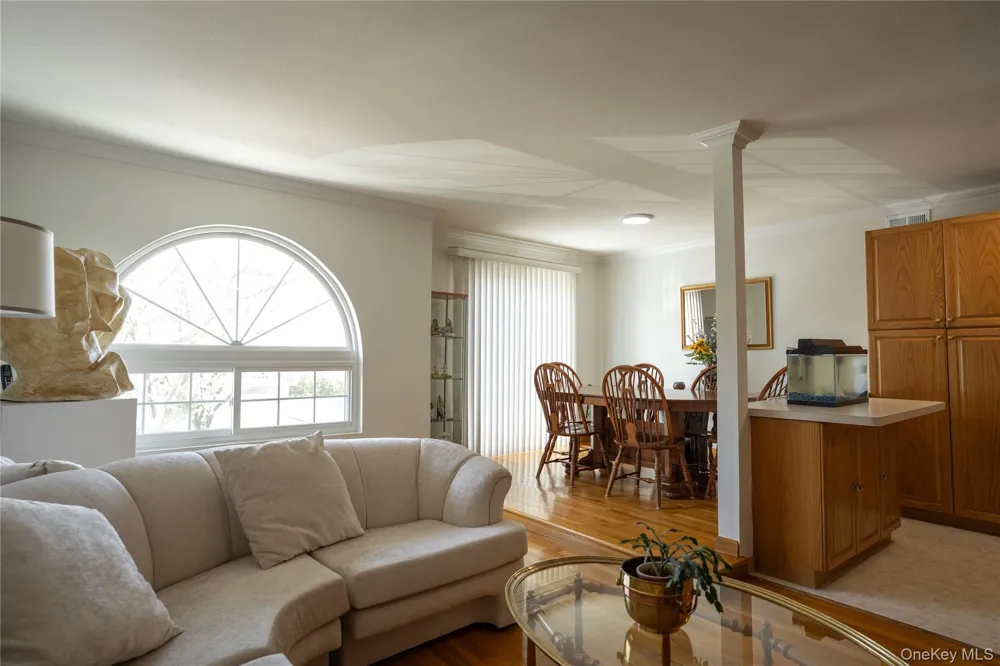 41 Country Dr N Staten Island, NY 10314