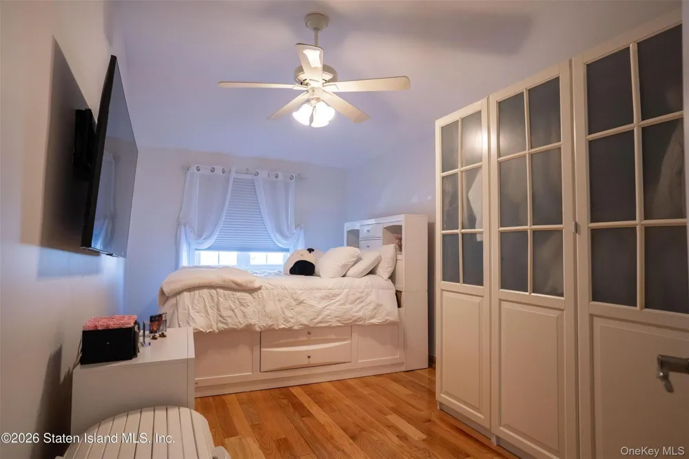 41 Country Dr N Staten Island, NY 10314