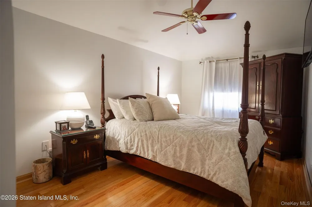 41 Country Dr N Staten Island, NY 10314