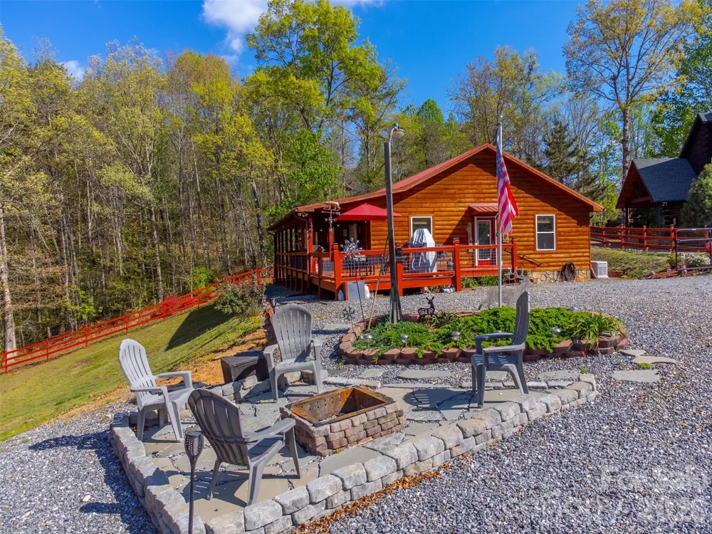 30 Sleepy Bear Ridge Whittier, NC 28789