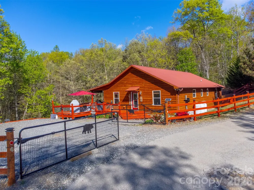 30 Sleepy Bear Ridge Whittier, NC 28789