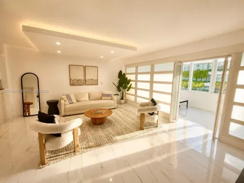 2301 Collins Ave #628