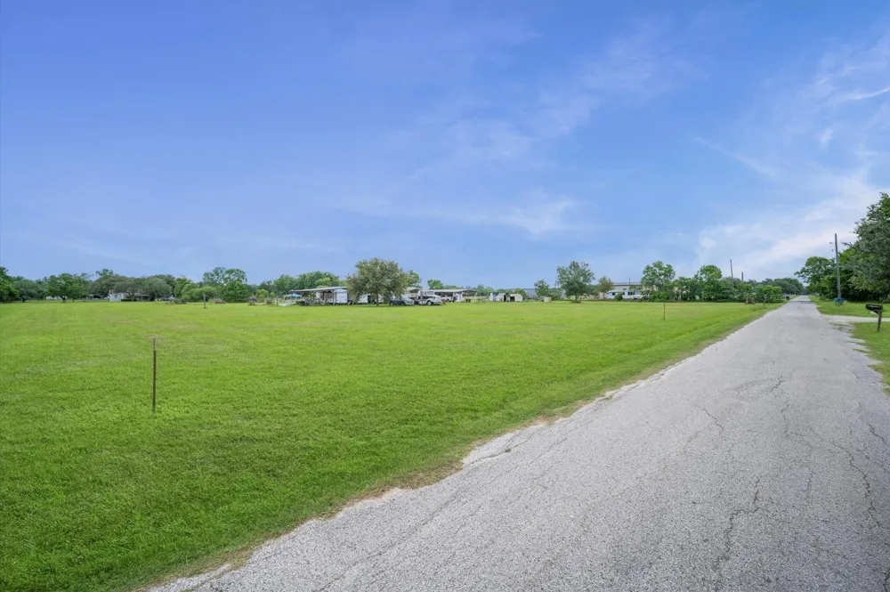 1529 Manak Road Sealy, TX 77474
