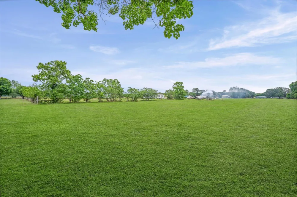 1529 Manak Road Sealy, TX 77474