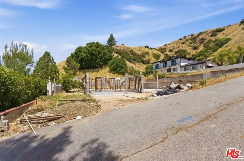 9865 Lanark Street Sun Valley, CA 91352