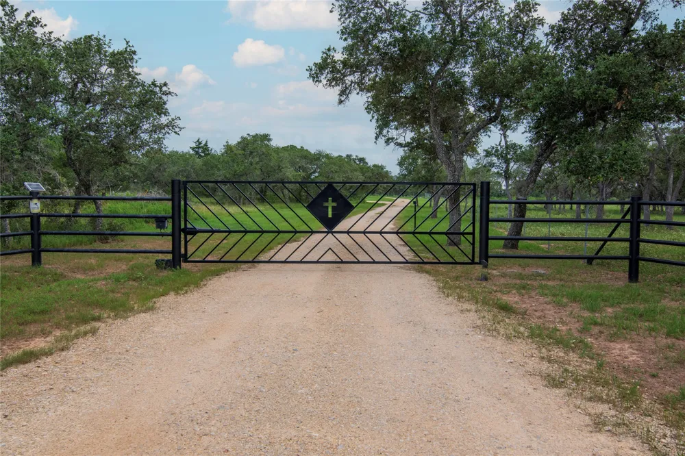 15545 TX-111 E Yoakum, TX 77995