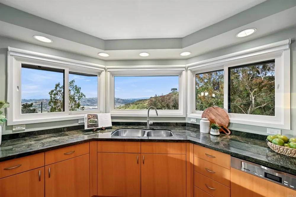 441 Holmwood Lane Solana Beach, CA 92075