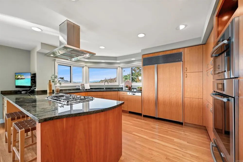 441 Holmwood Lane Solana Beach, CA 92075