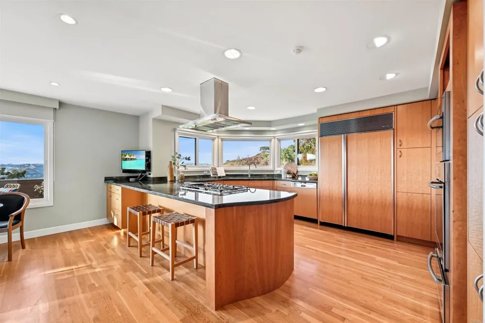 441 Holmwood Lane Solana Beach, CA 92075