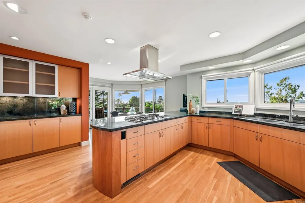 441 Holmwood Lane Solana Beach, CA 92075
