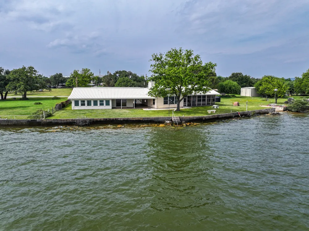 736 W Lakecrest Drive Bluffton, TX 78607