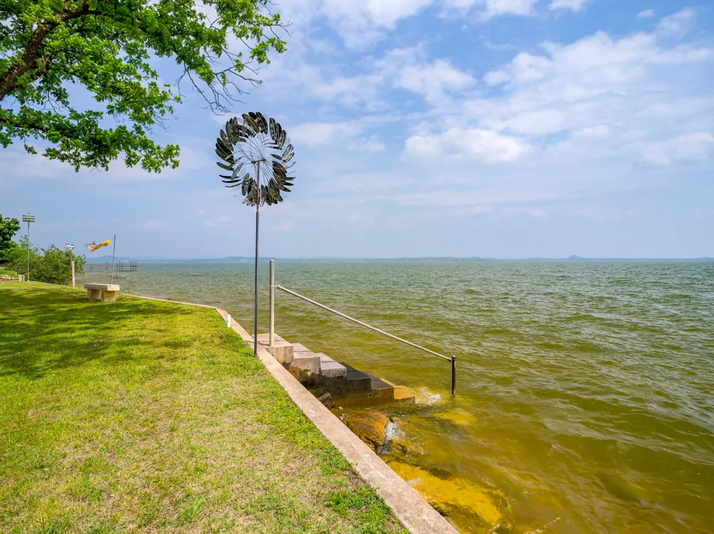736 W Lakecrest Drive Bluffton, TX 78607