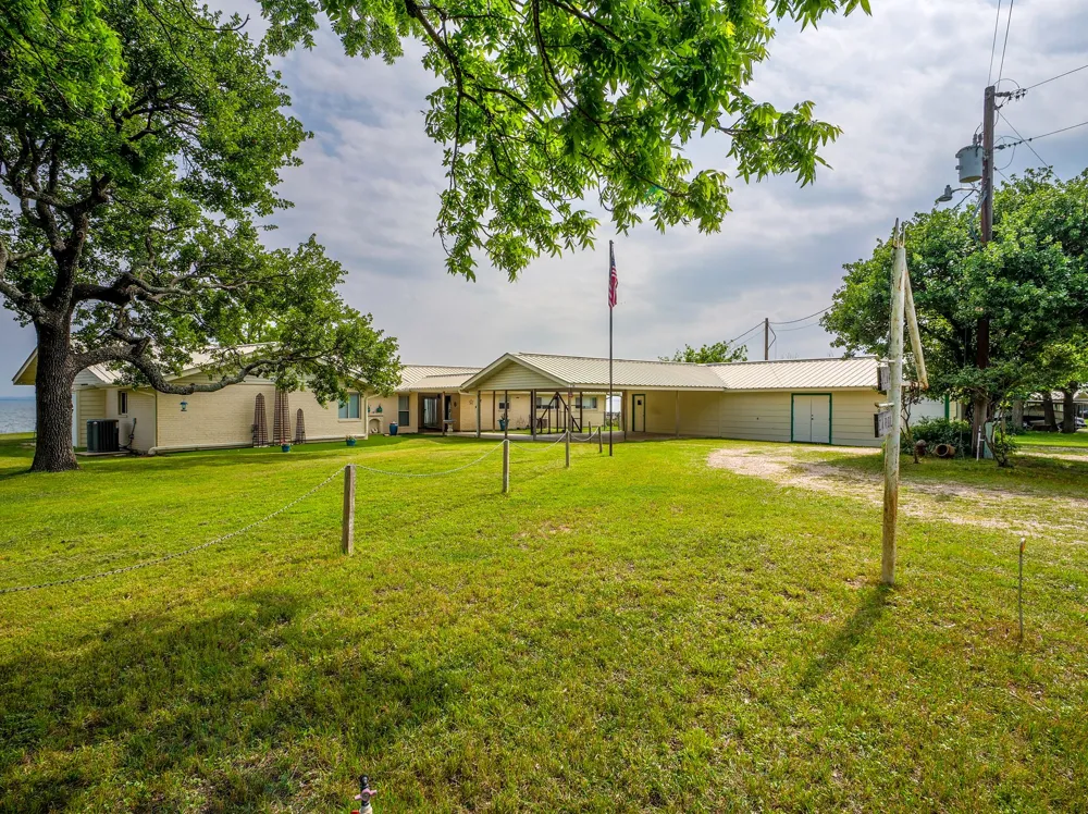 736 W Lakecrest Drive Bluffton, TX 78607