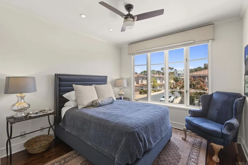 9784 Claiborne Square La Jolla, CA 92037