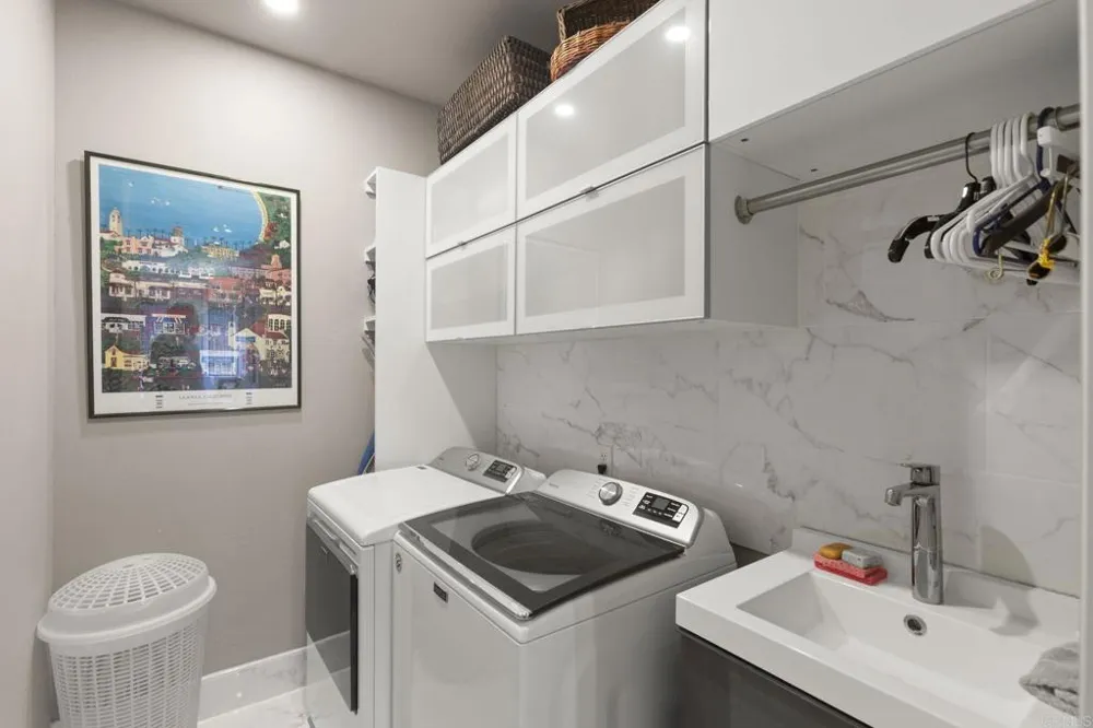 9784 Claiborne Square La Jolla, CA 92037