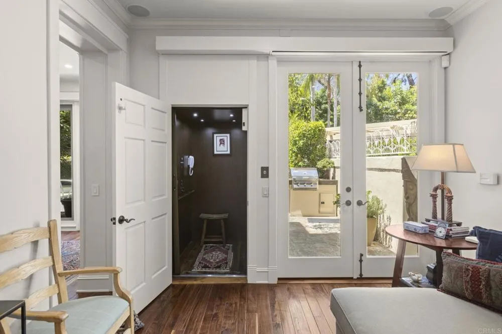 9784 Claiborne Square La Jolla, CA 92037
