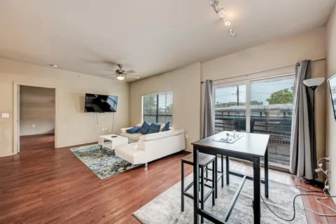 5117 Lamar Boulevard #304