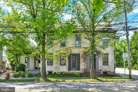 221 LINCOLN WAY W
