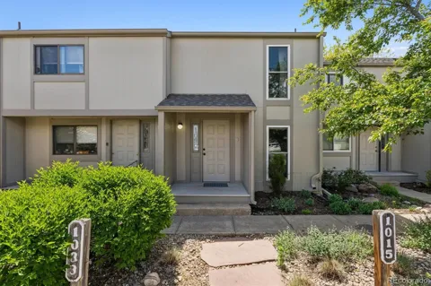 1039 E Moorhead Circle