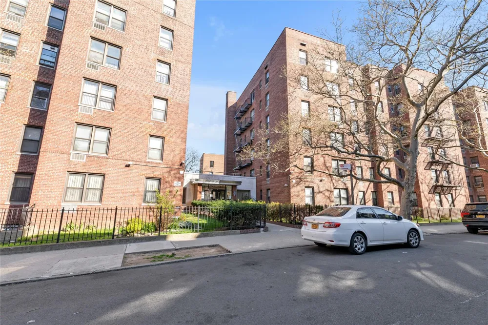 141-05 Pershing Crescent #117 Briarwood, NY 11435