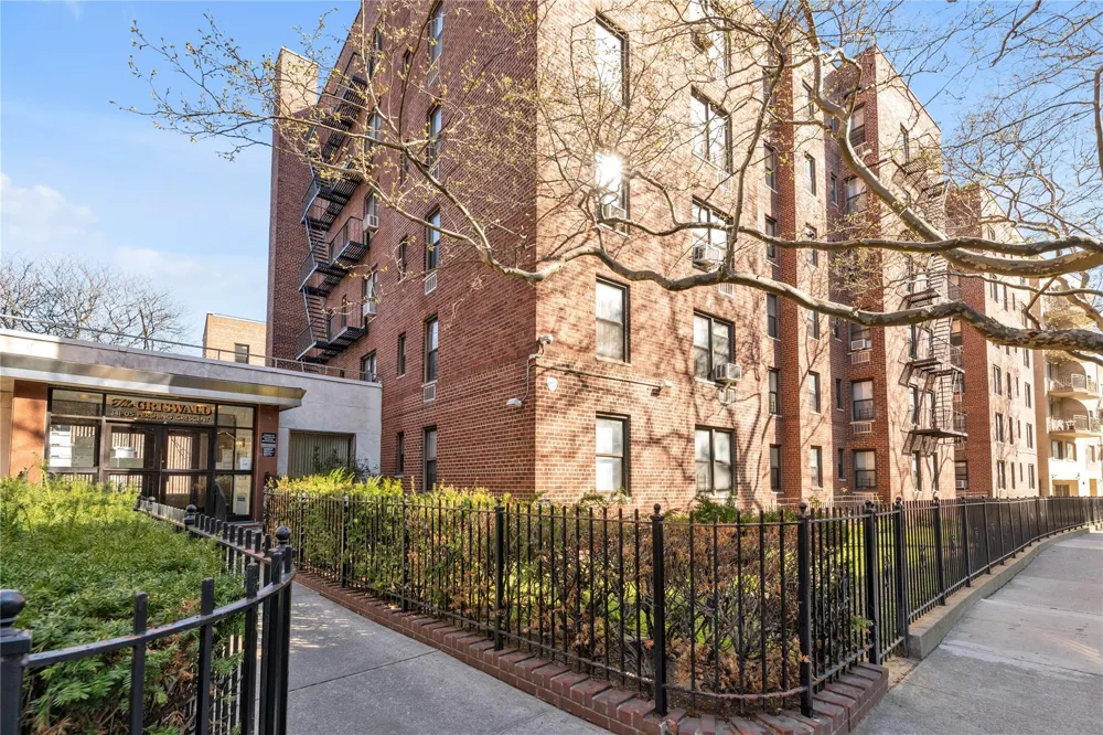 141-05 Pershing Crescent #117 Briarwood, NY 11435