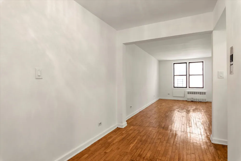 141-05 Pershing Crescent #117 Briarwood, NY 11435