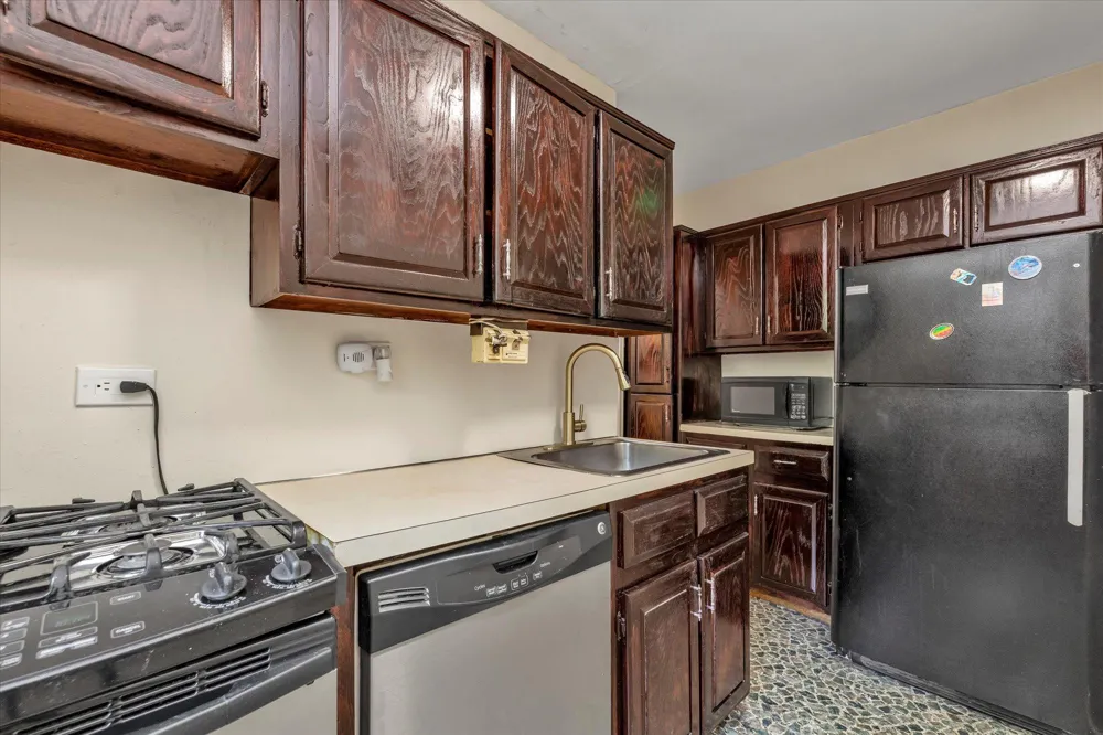 141-05 Pershing Crescent #117 Briarwood, NY 11435