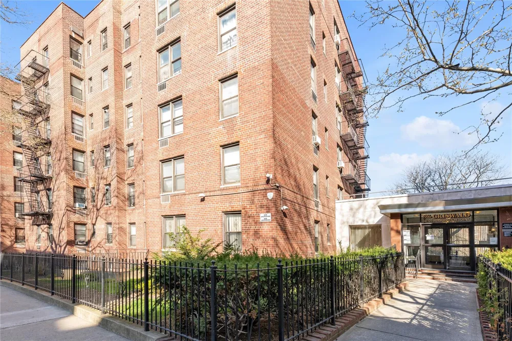 141-05 Pershing Crescent #117 Briarwood, NY 11435