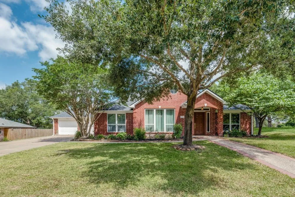 104 Douglas Drive Bellville, TX 77418