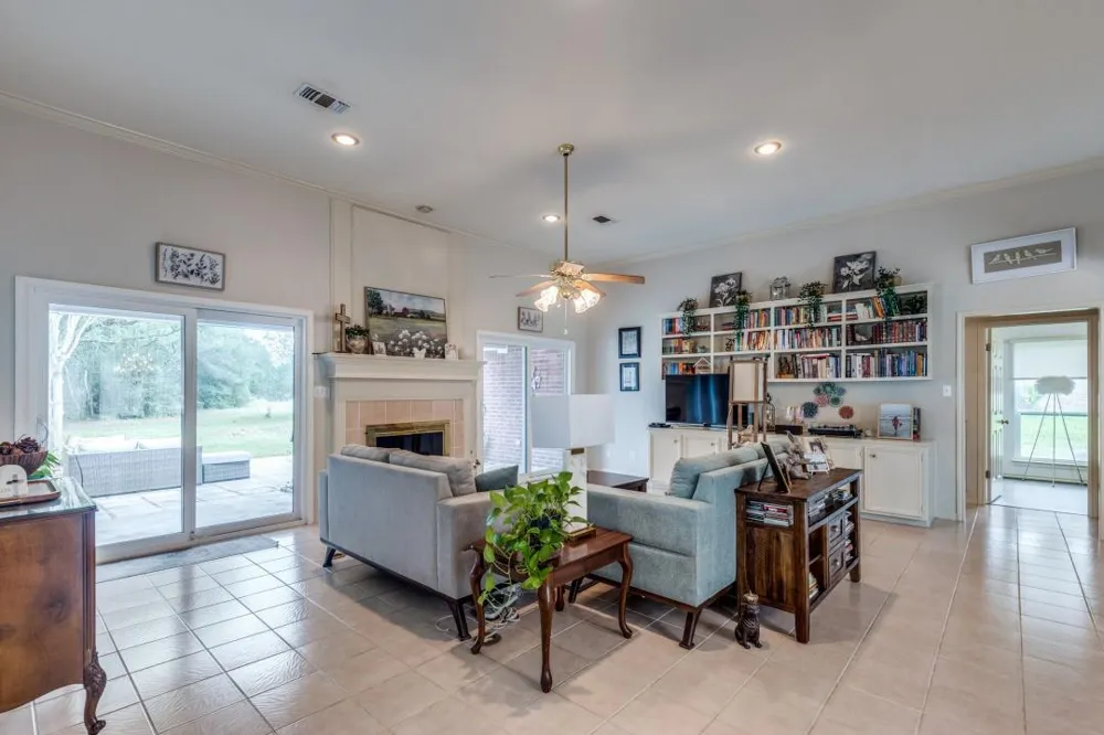 104 Douglas Drive Bellville, TX 77418
