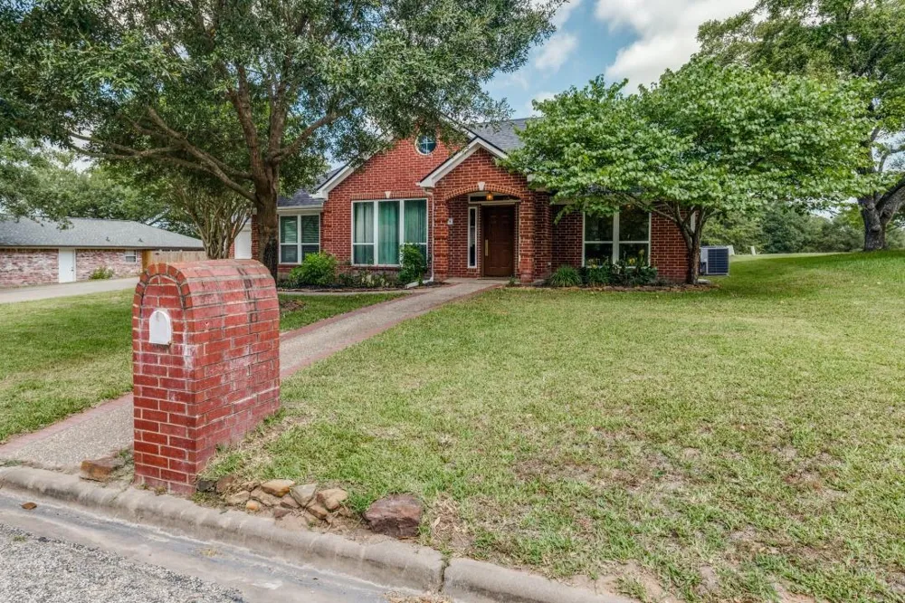 104 Douglas Drive Bellville, TX 77418