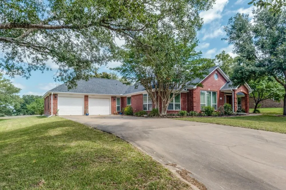 104 Douglas Drive Bellville, TX 77418