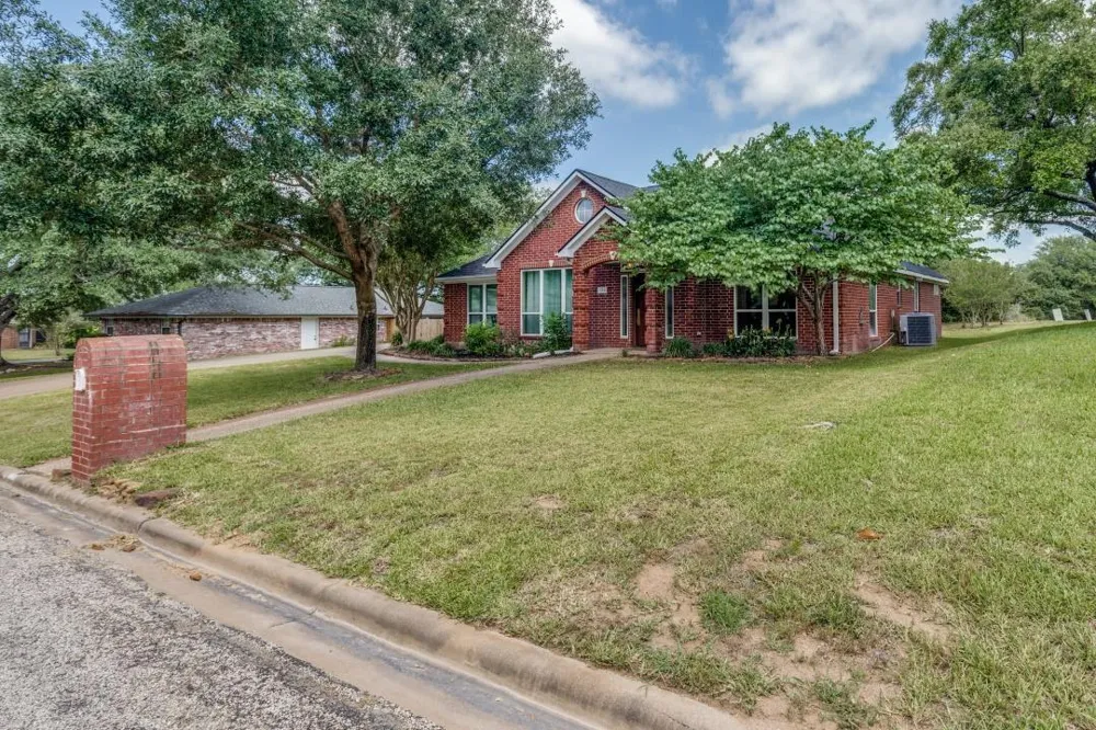 104 Douglas Drive Bellville, TX 77418