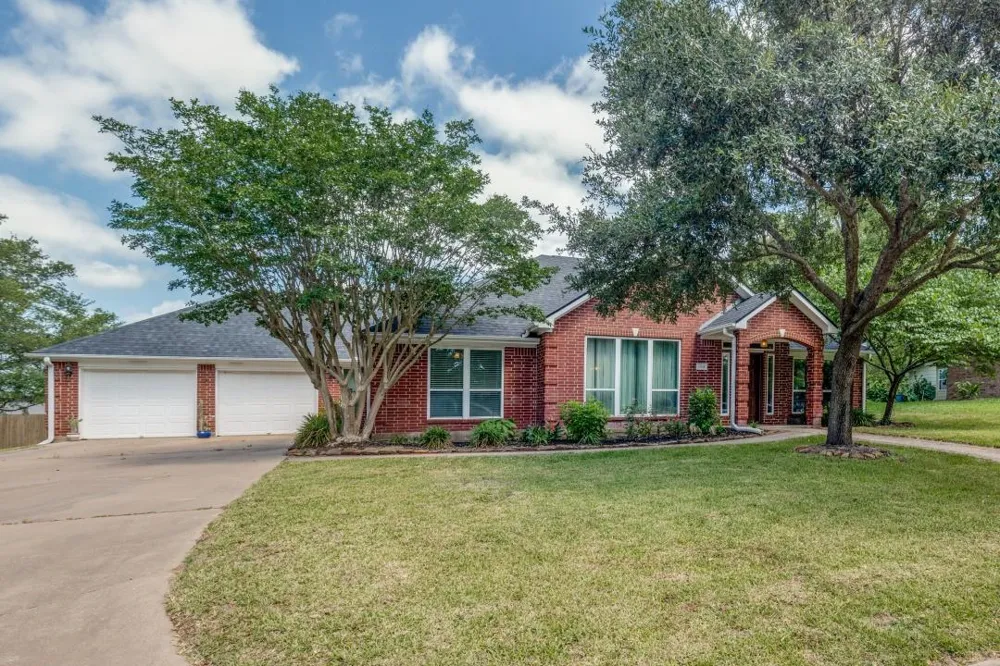 104 Douglas Drive Bellville, TX 77418