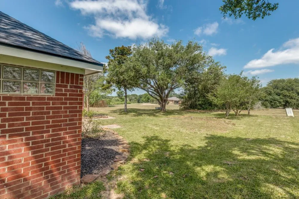 104 Douglas Drive Bellville, TX 77418