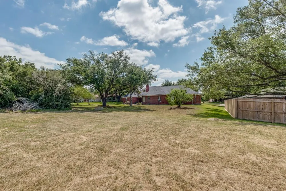 104 Douglas Drive Bellville, TX 77418