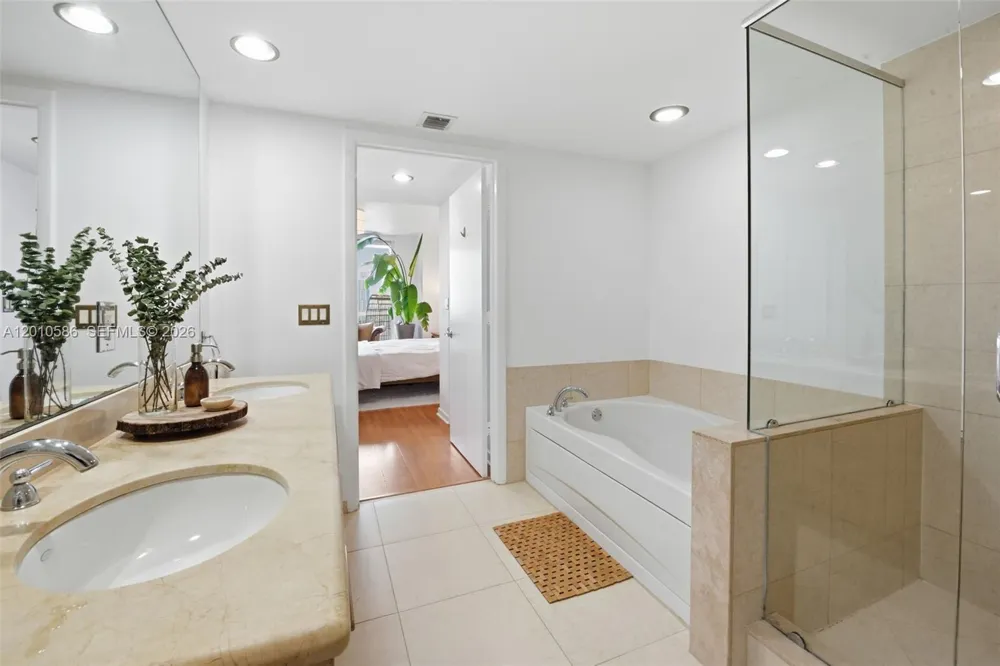 50 Biscayne Blvd #2911 Miami, FL 33132