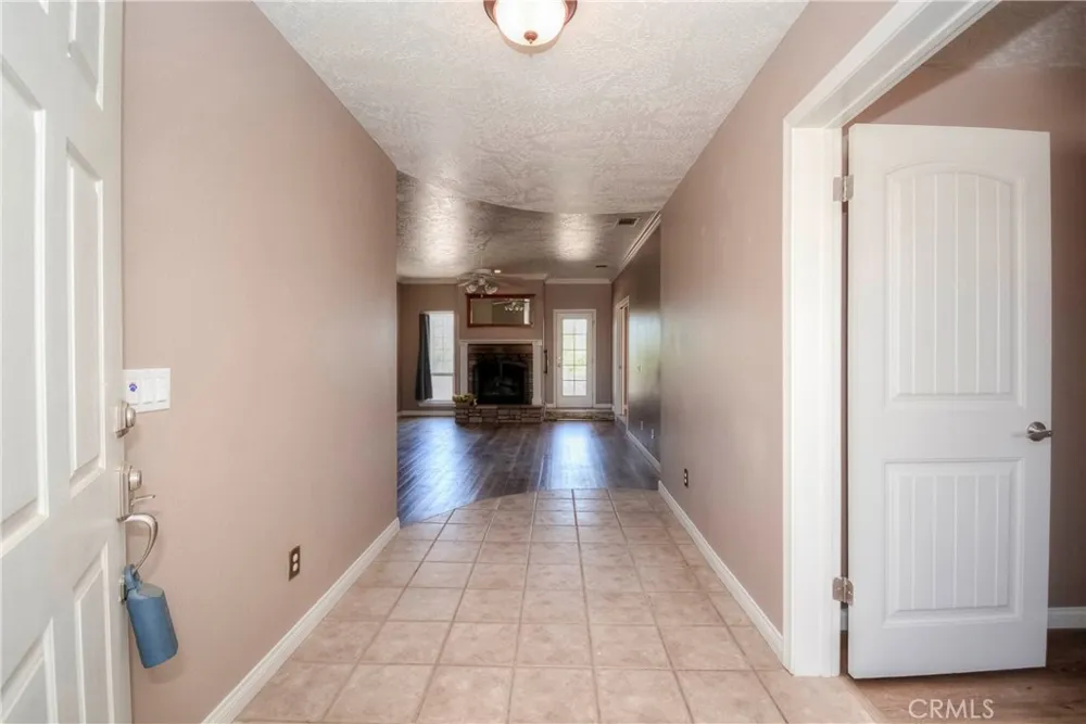 11020 Lantry Oak Hills, CA 92344