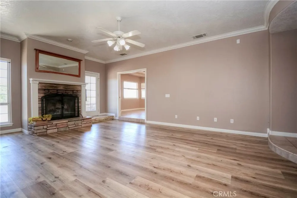 11020 Lantry Oak Hills, CA 92344