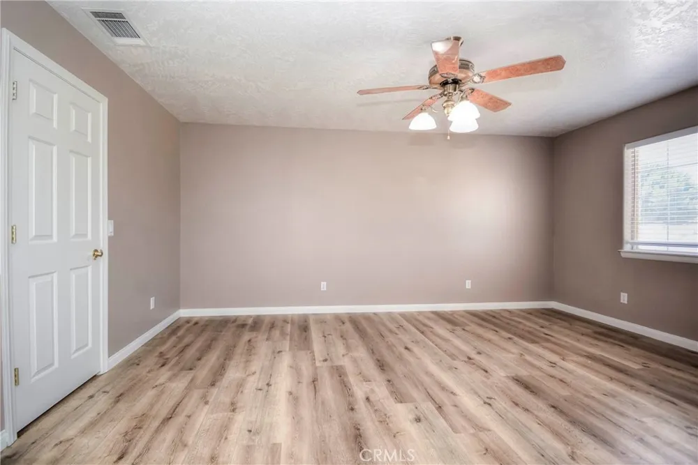 11020 Lantry Oak Hills, CA 92344