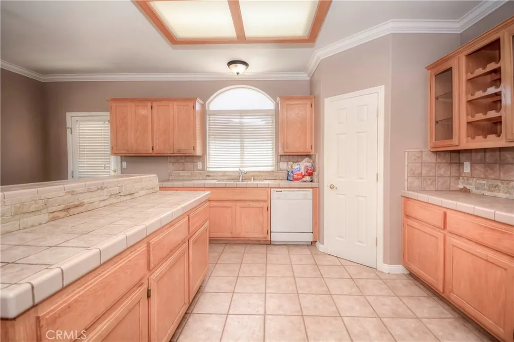 11020 Lantry Oak Hills, CA 92344