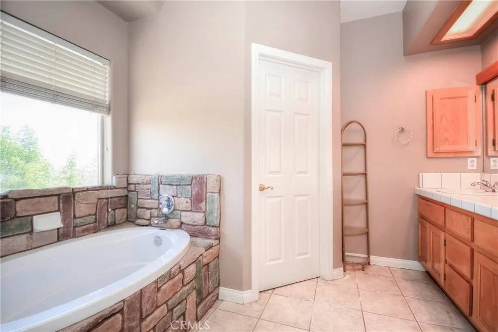 11020 Lantry Oak Hills, CA 92344