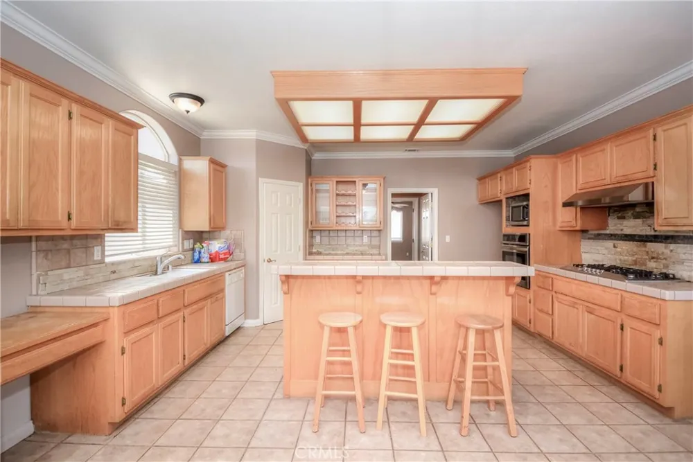 11020 Lantry Oak Hills, CA 92344