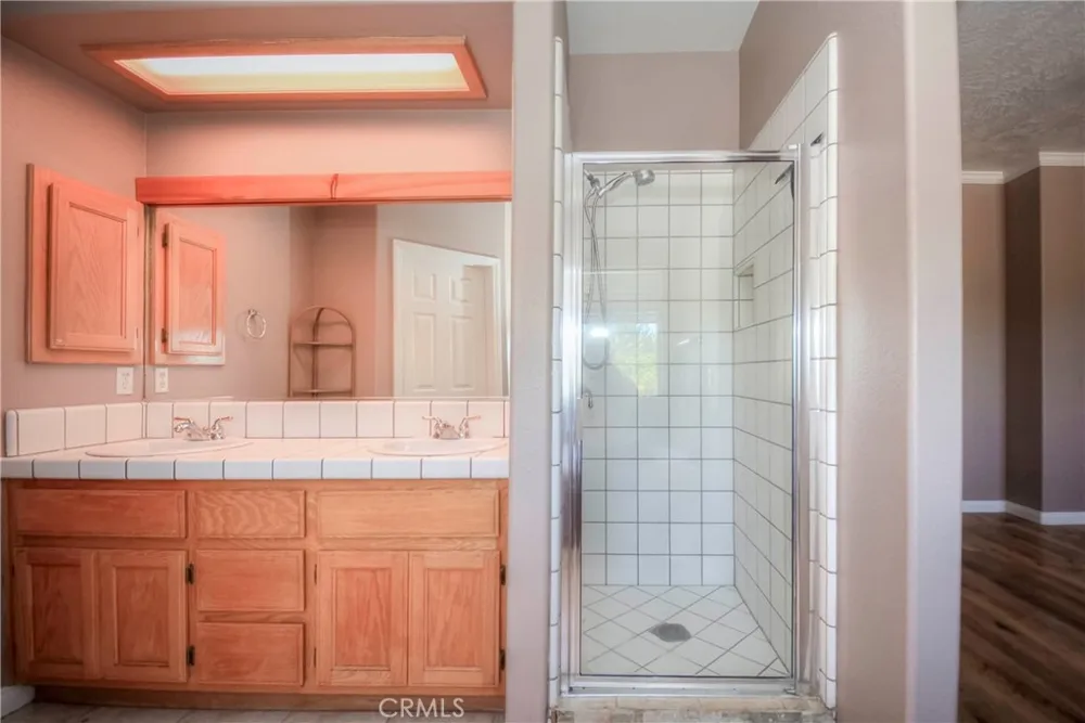 11020 Lantry Oak Hills, CA 92344