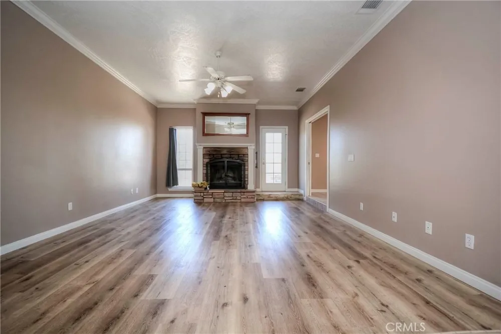 11020 Lantry Oak Hills, CA 92344