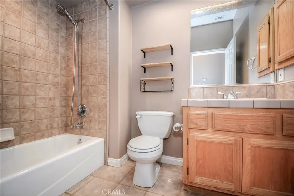 11020 Lantry Oak Hills, CA 92344
