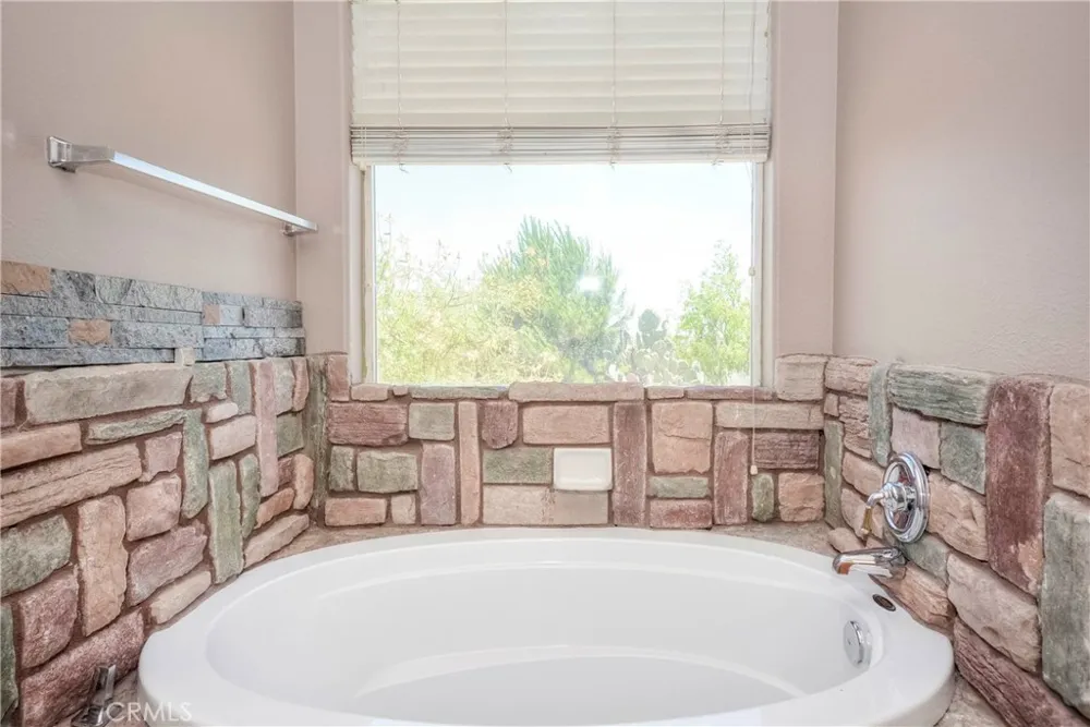 11020 Lantry Oak Hills, CA 92344